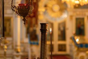 Orthodoxe Kirche. Christentum. festliche innendekoration mit brennenden kerzen und symbol in der traditionellen orthodoxen kirche am osterabend oder an weihnachten. Religion Glaube beten Symbol. foto