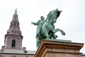 statue könig frederik der vii auf christiansborg slotplads in kopenhagen foto