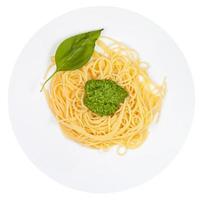 Draufsicht auf Spaghetti mit Pesto foto