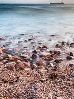 Strand des Golfs von Aqaba am Roten Meer am Abend foto