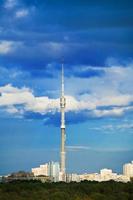 Stadtbild mit Turm am Nachmittag foto