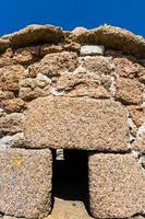 mauer altes bretonisches steinhaus hautnah in ploumanach foto
