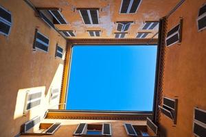 blauer himmel vom italienischen quadratischen städtischen hof foto