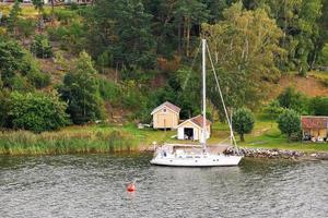 kleines schwedisches dorf am meer foto