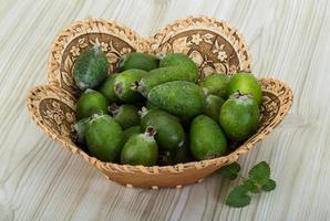 Feijoa in einem Korb auf Holzhintergrund foto