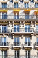 Fassade eines typischen Hauses in Paris foto