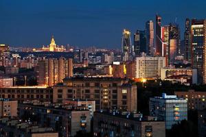 Stadtpanorama in blauer Sommernacht foto