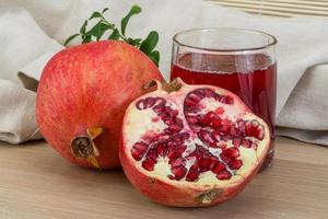 Pomecranet-Saft auf Holzhintergrund foto