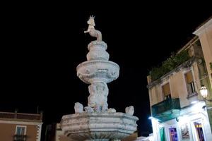 Brunnen auf der Piazza Duomo in Taormina foto