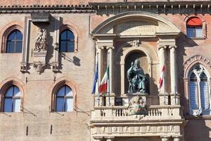 mittelalterlicher palazzo comunale in bologna, italien foto