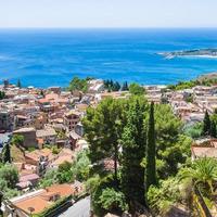 oben sehen sie die stadt taormina vom dorf castelmola aus foto