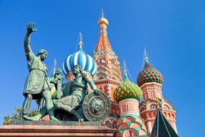 denkmal für minin und pozharsky mit pokrovsky-kathedrale in moskau foto