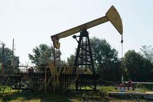 Pumpjack pumpt Öl im Freien foto