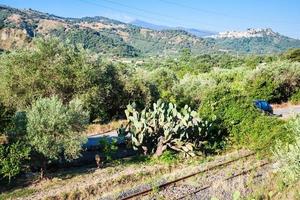 ländliche landschaft mit alter eisenbahn in sizilien foto