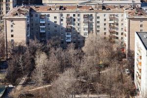 oben ansicht des städtischen hofes im wohnviertel foto