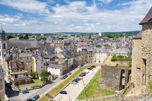 blick auf alte häuser in der stadt sedan, frankreich foto