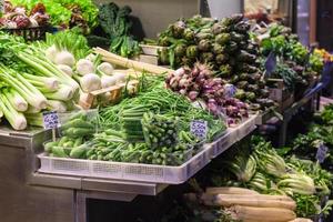 frisches Gemüse auf dem Straßenmarkt in Bologna foto