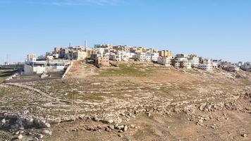 ansicht der stadt al-karak in jordanien im winter foto