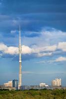 Stadtpanorama mit Turm am Nachmittag foto