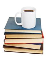 weiße tasse kaffee auf stapel bücher foto