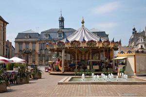 traditionelles Karussell auf dem Stadtplatz foto