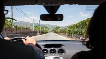 Autofahren in der ländlichen Region Siziliens foto