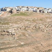 stadt al-karak auf hügel in jordanien foto