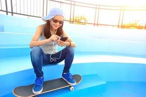 Frau Skateboarder Musik hören