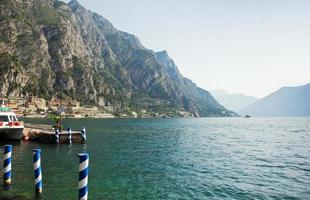 blick auf den gardasee von der stadt limone sul garda foto