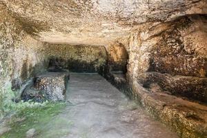 Zimmer in künstlicher Höhle des antiken griechischen Theaters foto