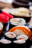 dekoratives Meeresfrüchtekonzept mit japanischem Sushi