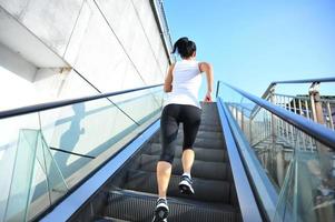 Läufer Athlet läuft auf Rolltreppe Treppen.