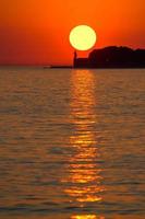 Sonnenuntergang über Leuchtturm in Zadar foto