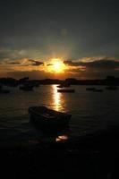 Boot am Hafen bei Sonnenuntergang foto