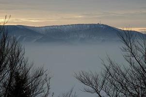 Berglandschaft und Nebel foto