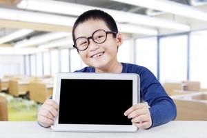 glücklicher Schüler mit leerem Tablettbildschirm