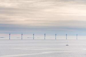 Offshore-Windpark am frühen Morgen foto