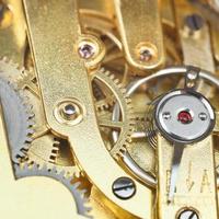 Messing mechanisches Uhrwerk der Vintage-Uhr foto