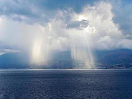 Licht der Sonne kommt durch Wolken foto