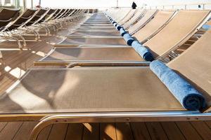 Loungebereich im Freien am Heck des Kreuzfahrtschiffes foto