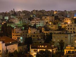 Mehrfamilienhäuser in der Stadt Amman in der Nacht foto