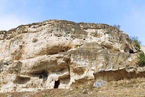 höhlen der mittelalterlichen stadt chufut-kale, krim foto