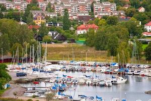 Kleine schwedische Stadt in einem Vorort von Stockholm an bewölkten Tagen foto