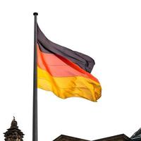 staatsflagge von deutschland über reichstag isoliert foto