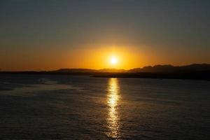 sonnenuntergang über den bergen, auf der halbinsel sinai, ägypten, sharm el sheikh, rotes meer. foto