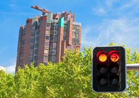 Hochbau und Rotlicht foto