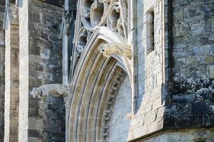 Portal der Basilika der Heiligen Nazarius und Celsus foto