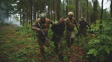 Marinesoldaten nehmen Terroristen lebendig gefangen foto