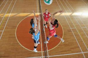 Mädchen spielen Volleyball Indoor-Spiel foto