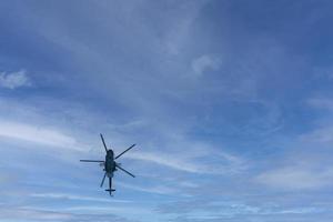 Militärischer russischer Hubschrauber fliegt in den Himmel. Untersicht. foto